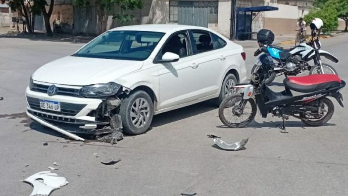 [URGENTE] Terrible choque entre una moto y un auto: circulaba sin licencia