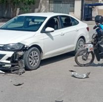 [URGENTE] Terrible choque entre una moto y un auto: circulaba sin licencia