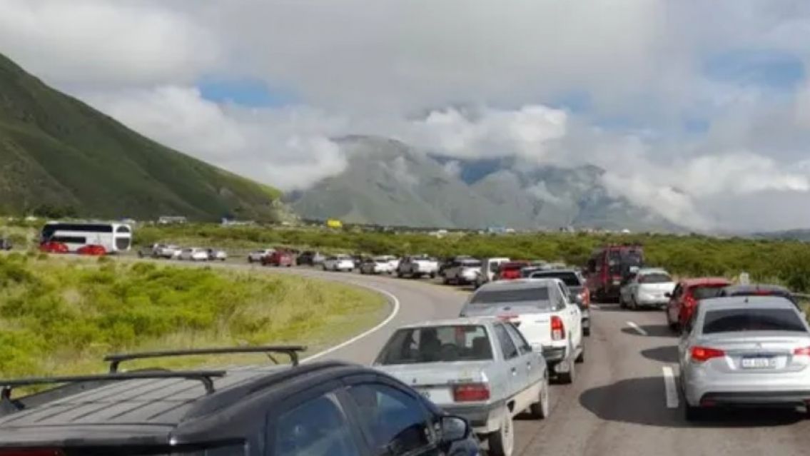 Interminables filas en la ruta 9 para llegar al carnaval en el norte
