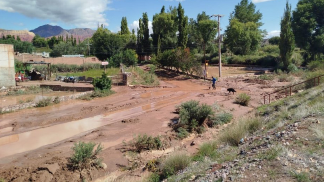 Llena de barro y agua: as� est� la Ruta 9 para pasar a Jujuy