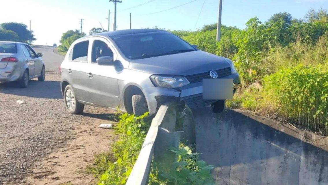 PALPAL�: Veh�culo qued� al borde de caer al arroyo
