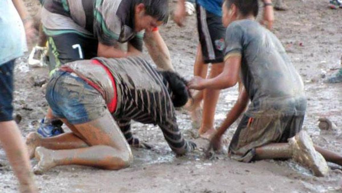 Jugaba al carnaval, lo tiraron al barro y no despertó más: "Quedó inconsciente"