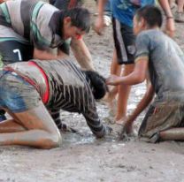 Jugaba al carnaval, lo tiraron al barro y no despertó más: "Quedó inconsciente"