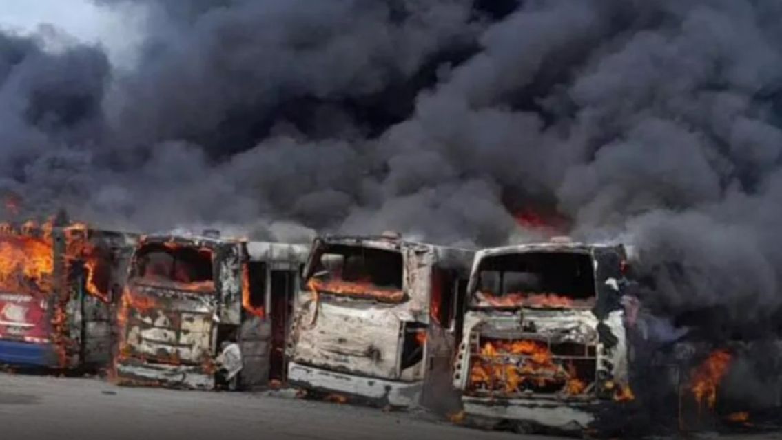 Terrible incendio en un galpón de una empresa de colectivos: los detalles