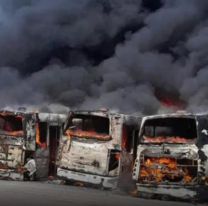 Terrible incendio en un galp&oacute;n de una empresa de colectivos: los detalles