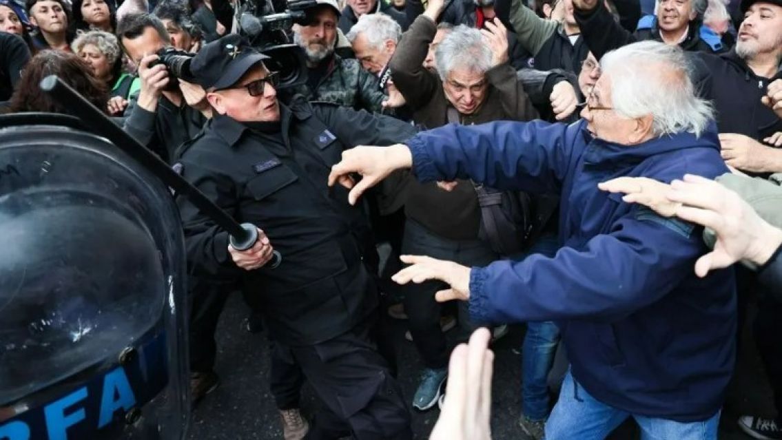 Brutal represión policial a jubilados afuera del Congreso