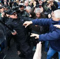 Brutal represión policial a jubilados afuera del Congreso