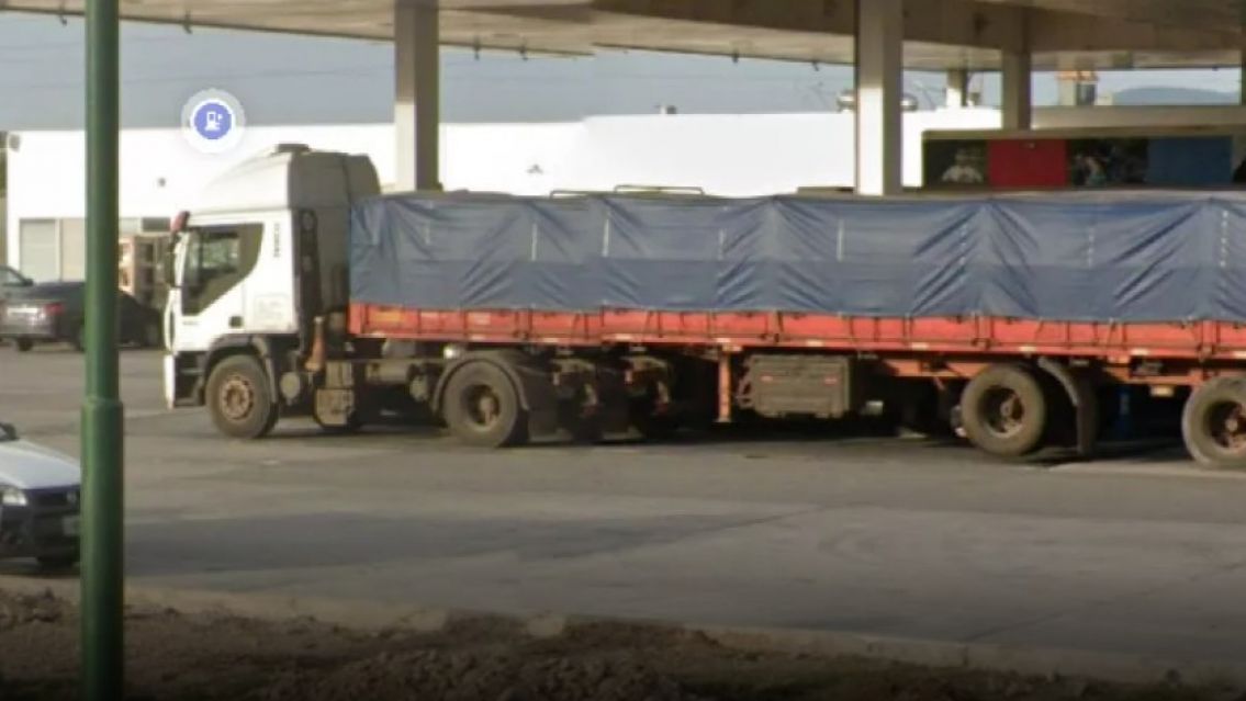 Camionero se tiró a dormir al costado de ruta y le 'descargaron' el camión