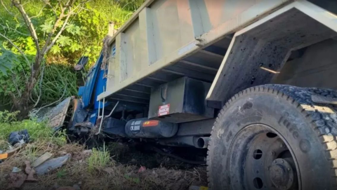 Terrible choque entre un colectivo y un camión: hay dos muertos y varios heridos