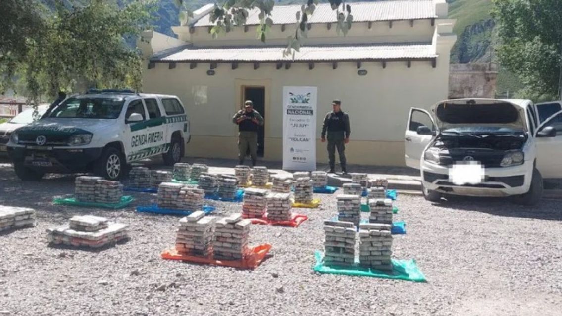Transportaban casi 400 kilos de hojas de coca por la Ruta 9, quisieron fugarse y fueron detenidos