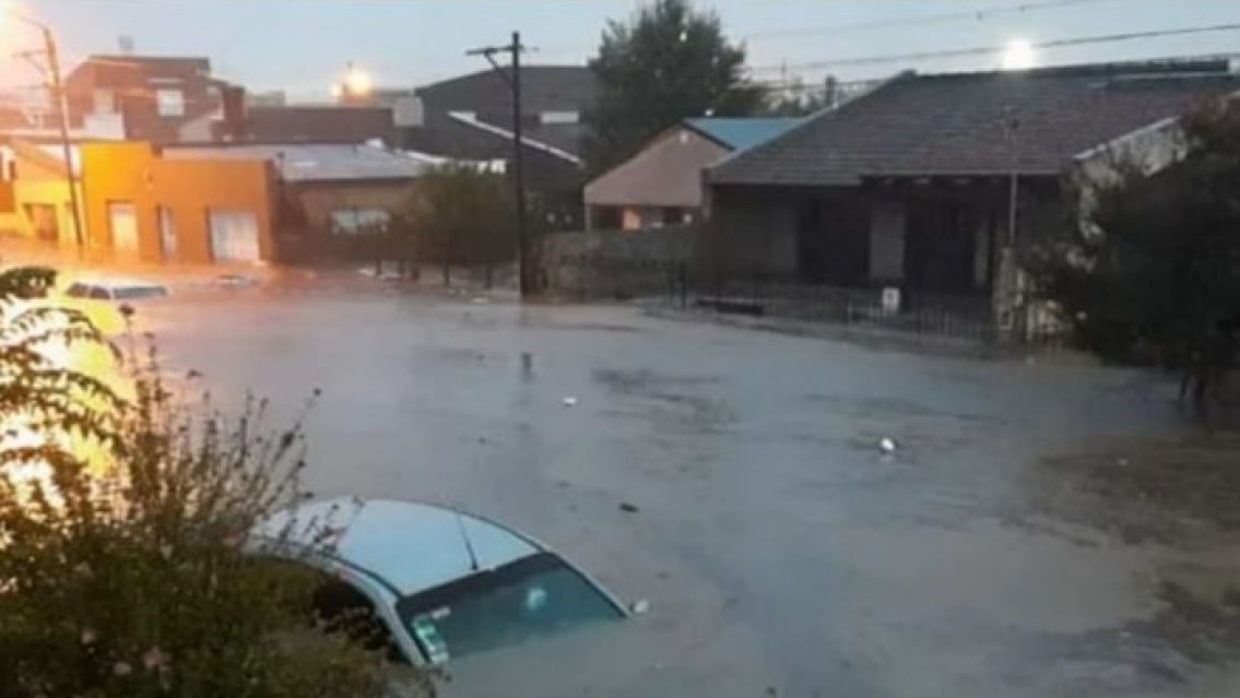 Desesperado pedido de una familia desde el techo de su casa en Bahía Blanca: "No podemos"