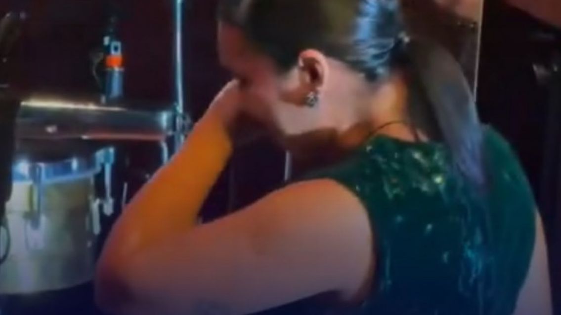 �ngela Leiva se quebr� en pleno show: �Qu� pas�?