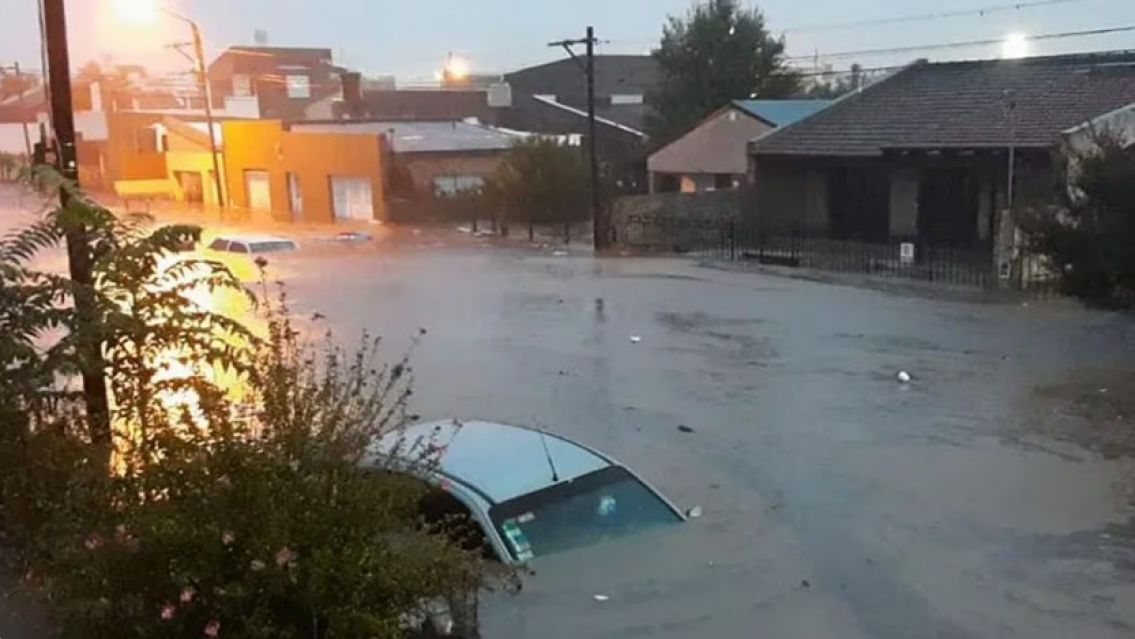 Ya son 10 muertos por la feroz tormenta y los destrozos en Bahía Blanca