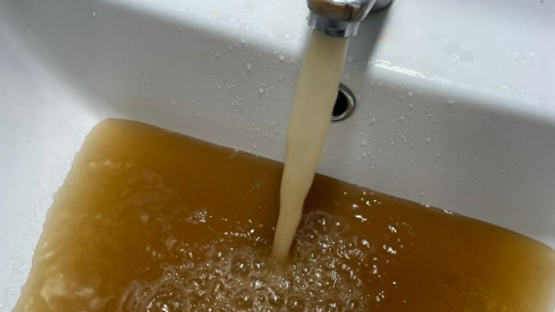 Agua turbia en varios barrios de capital por el temporal en Jujuy