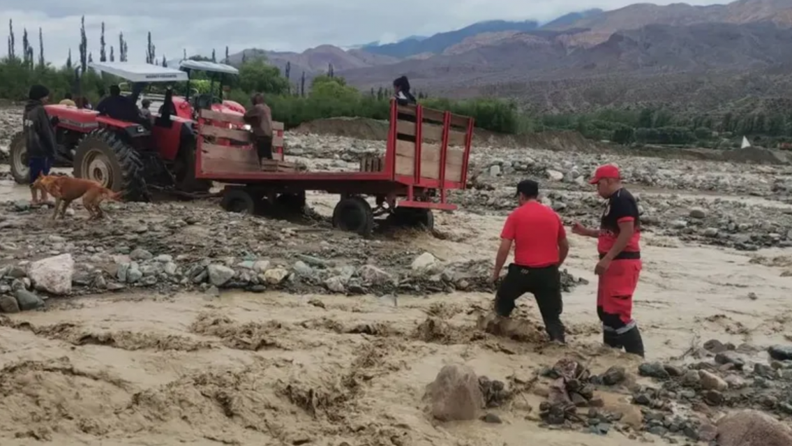 Temporal en Jujuy: rescatan a una familia atrapada por la crecida de un río en Huacalera