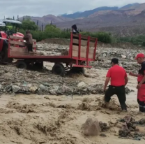 Temporal en Jujuy: rescatan a una familia atrapada por la crecida de un río en Huacalera
