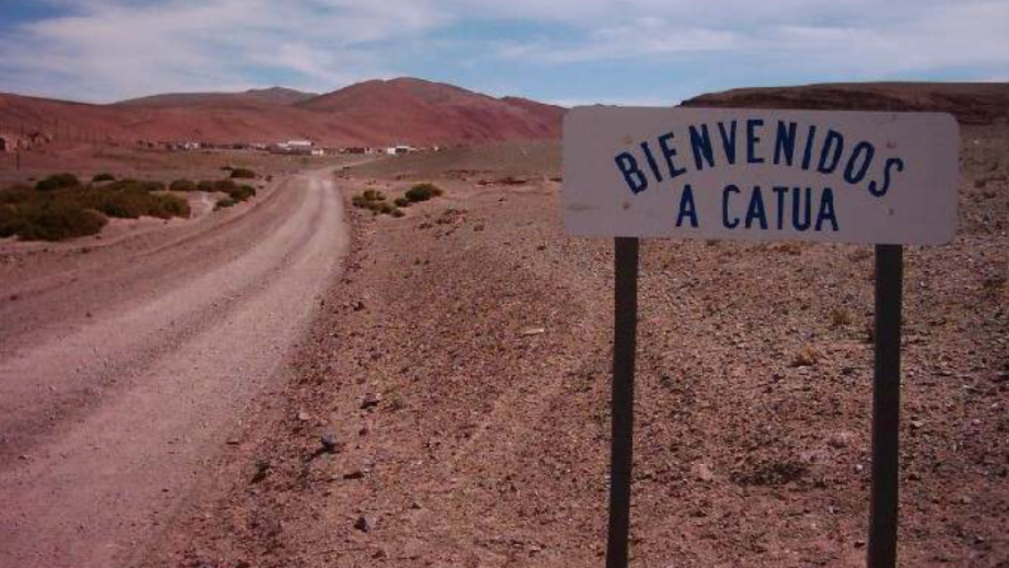 Jujuy: un cami�n cargado con cemento volc� en la Puna debido al mal estado de la ruta