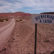 Jujuy: un camión cargado con cemento volcó en la Puna debido al mal estado de la ruta