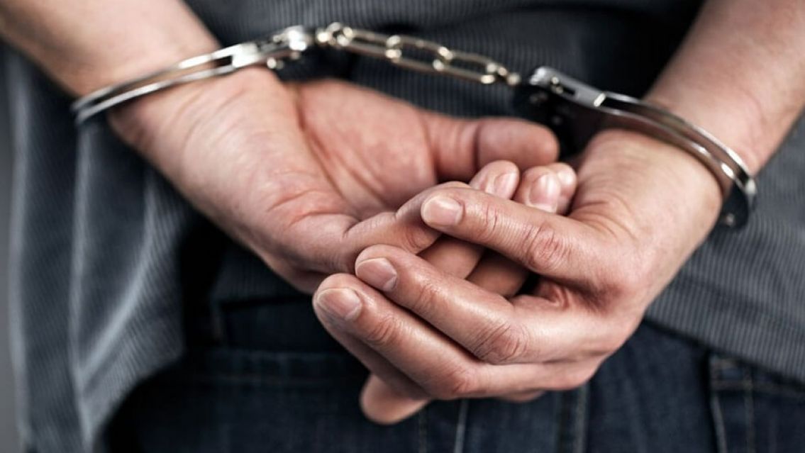 Un albañil salía de trabajar y terminó detenido: le había arruinado la vida a su sobrina