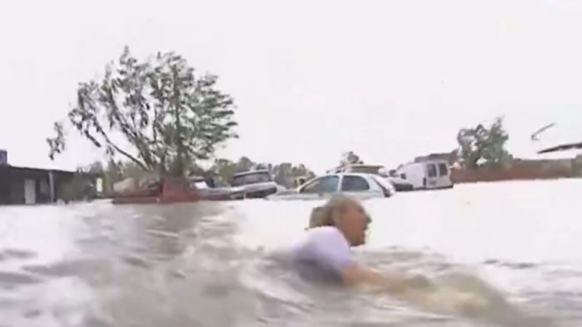 Paula Bernini casi se ahoga en plena cobertura del temporal en Bahía Blanca