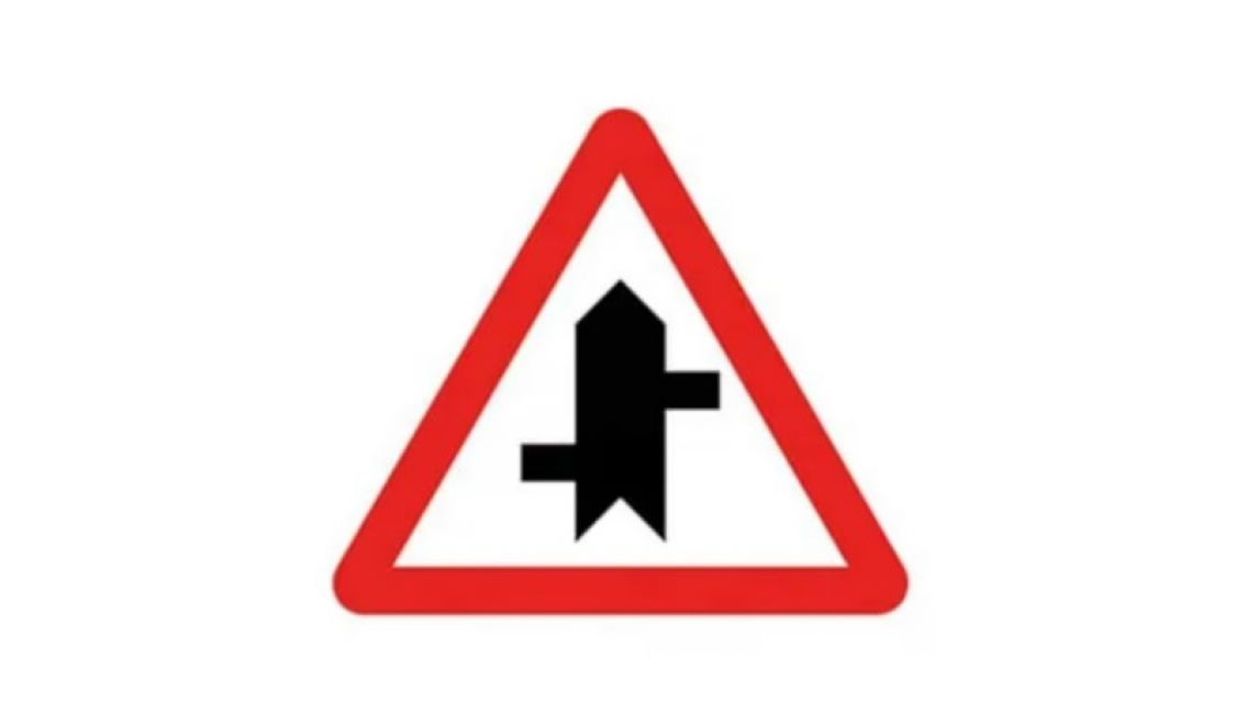 Qué significa la nueva señal de tránsito que tiene una flecha negra cortada por dos rectas
