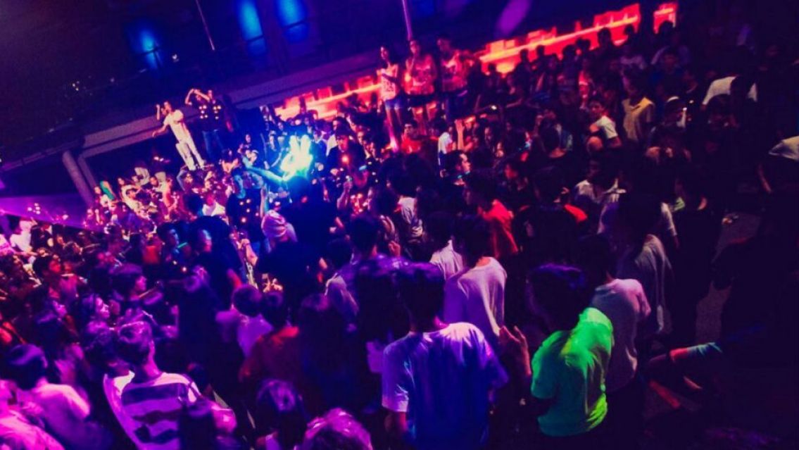 Influencer salteña fue al boliche y la descubrieron con todo "el poder" en su cartera