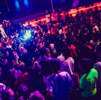 Influencer salteña fue al boliche y la descubrieron con todo "el poder" en su cartera