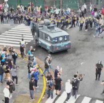 Violentos enfrentamientos en una nueva marcha de jubilados: Gendarmer&iacute;a avanaza con todo
