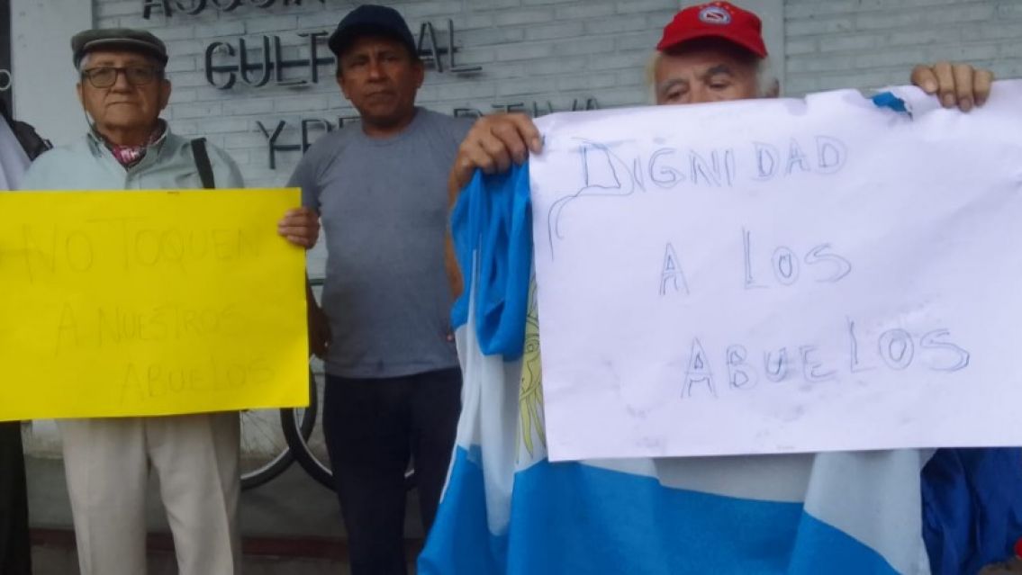 Los jubilados támbien salieron a reclamar en Jujuy: "Dignidad"