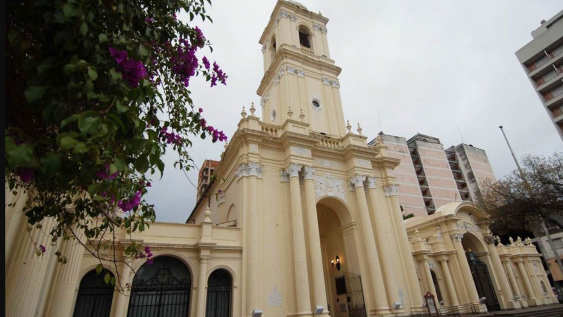 [Urgente] Parte de la Catedral de Jujuy se desmoron�: la cierran hasta nuevo aviso 
