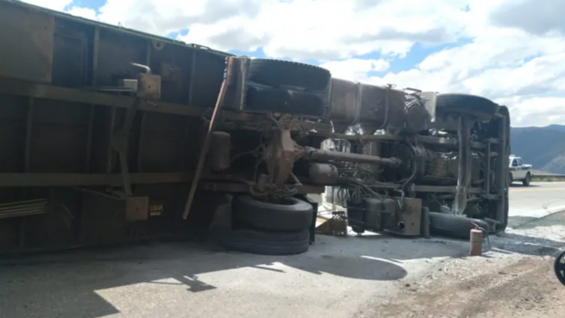 Terrible vuelco en la Cuesta de Lip�n: un cami�n qued� "patas arriba"