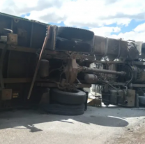 Terrible vuelco en la Cuesta de Lipán: un camión quedó "patas arriba"
