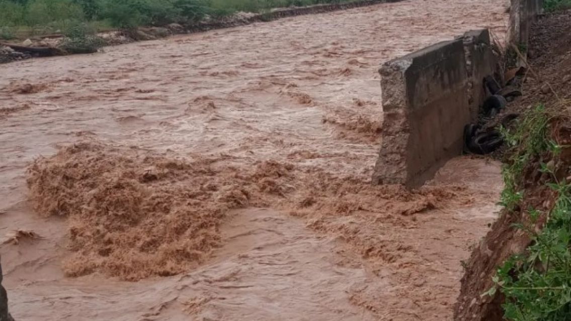 Desesperación en Perico por la crecida del río: "Está tirando las defensas"
