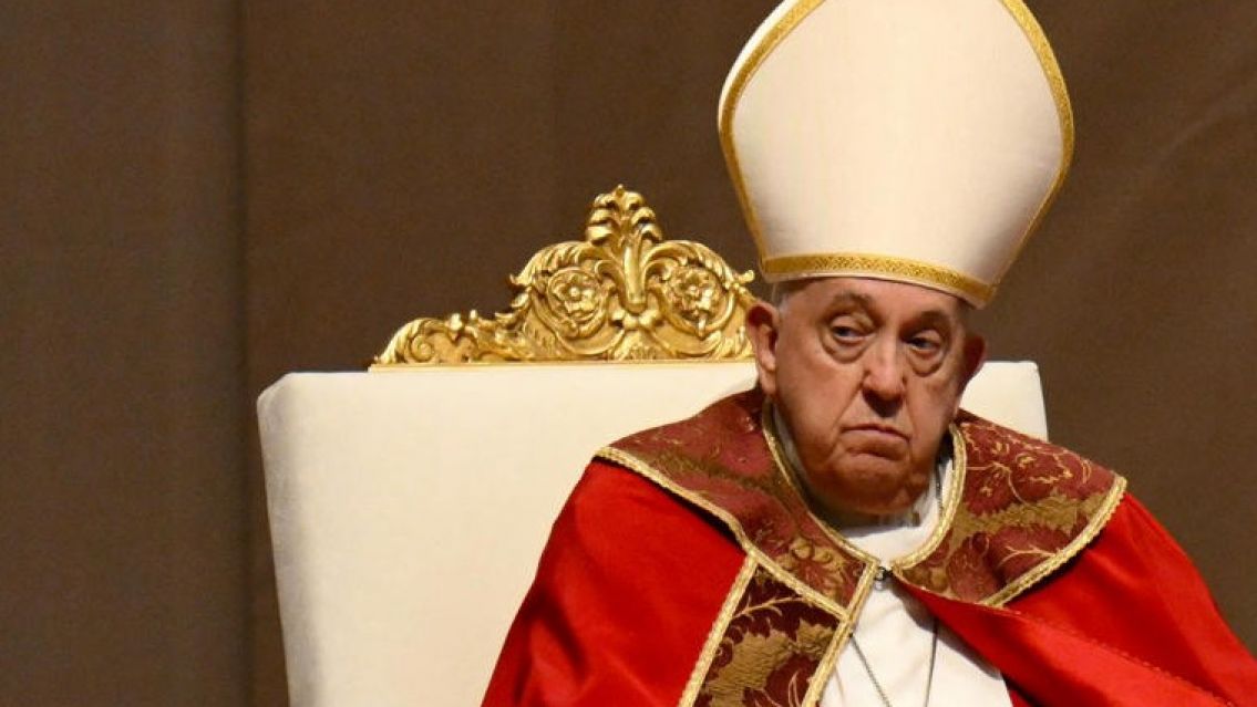 Crece la teoría sobre el "Papa Negro" entorno a la salud del Papa Francisco: Los detalles