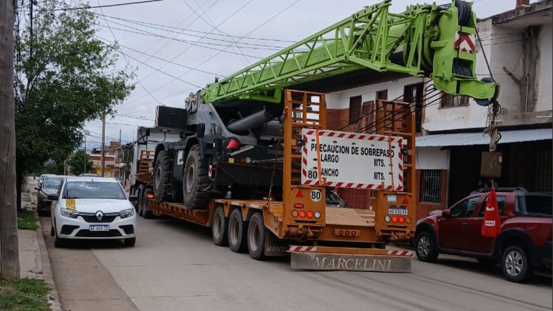 Un enorme camión se metió en un barrio de Jujuy y dejó a varios vecinos sin luz