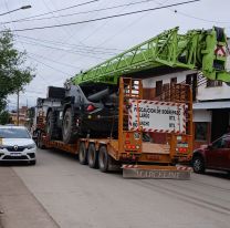 Un enorme camión se metió en un barrio de Jujuy y dejó a varios vecinos sin luz