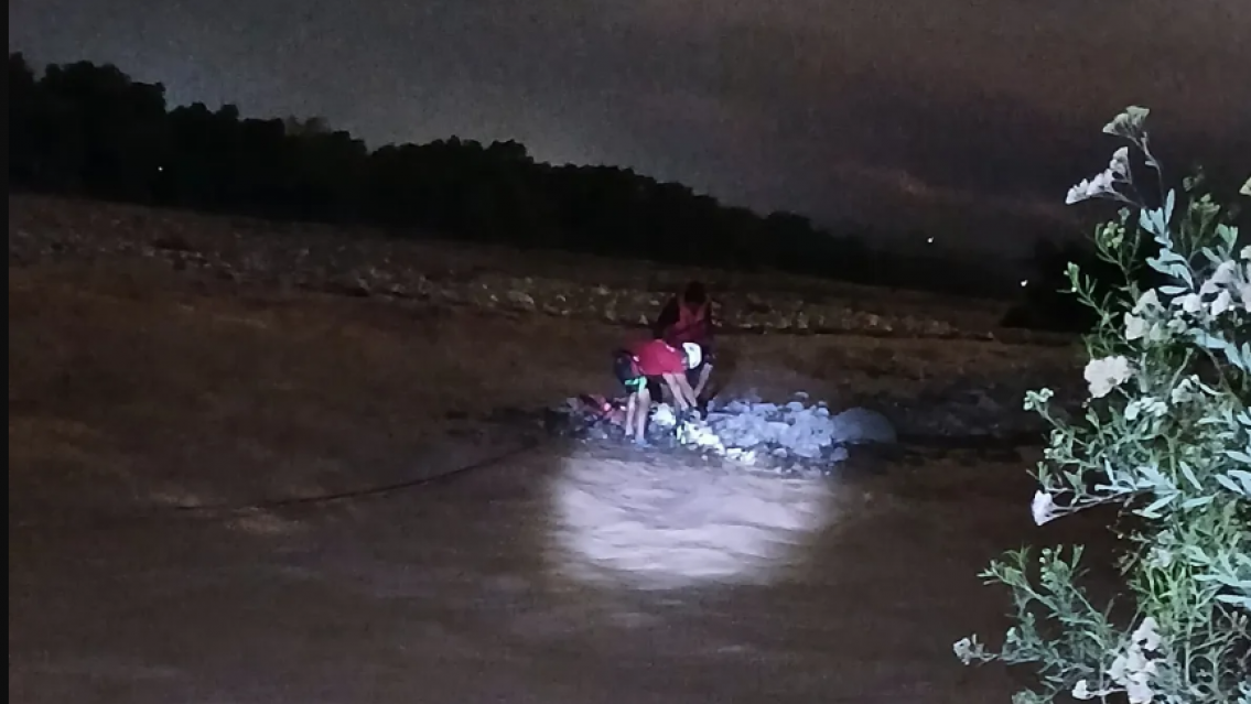 Se meti� al r�o y qued� atrapado: dram�tico rescate en El Chingo