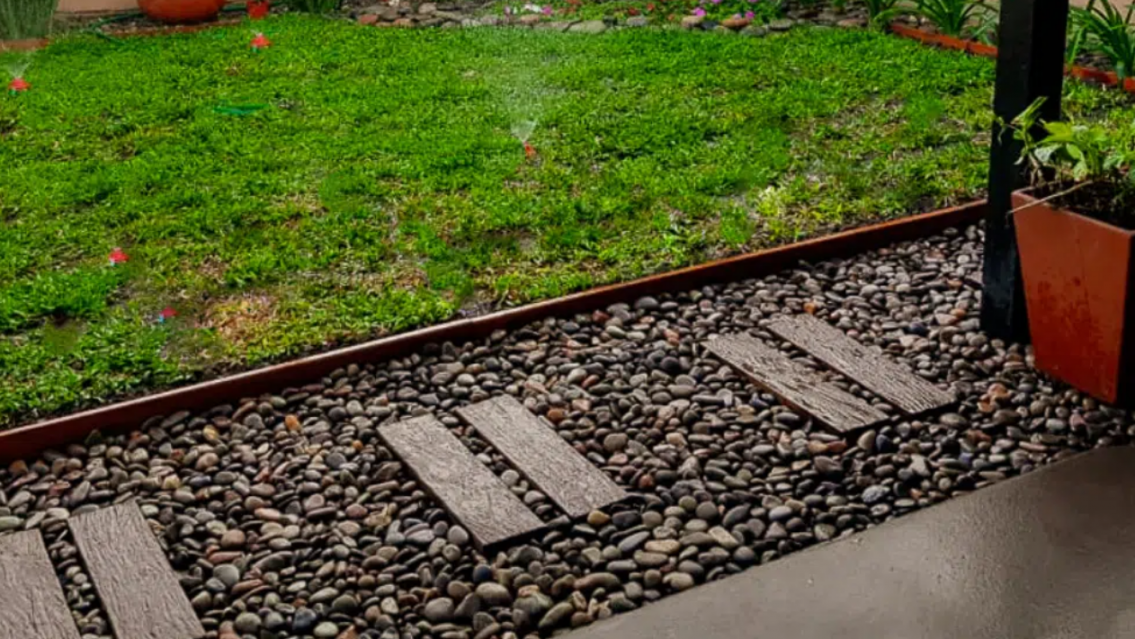 Ciego se tropezó con una madera y la revoleó en el patio: mató a su sobrina