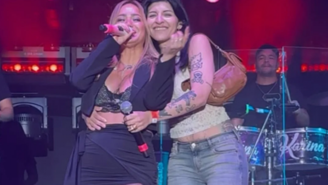 "Infeliz, el más cobarde, gil", Karina invitó a Cazzu a cantar en vivo