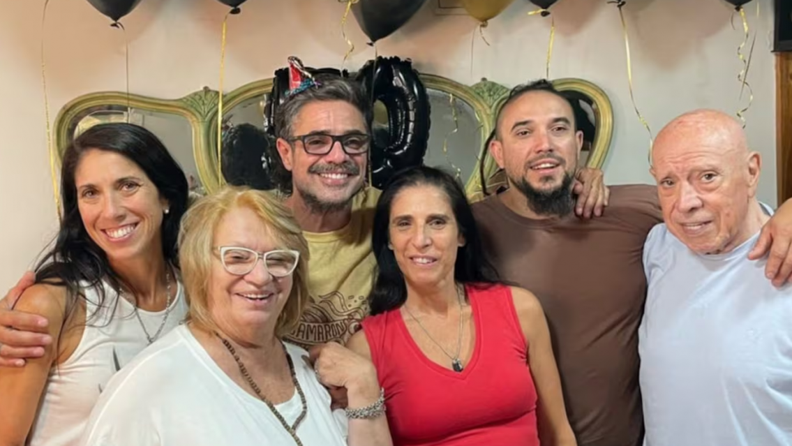 Luciano Castro cumpli� 50 a�os, festej� con su hijo mayor y sorprende el parecido