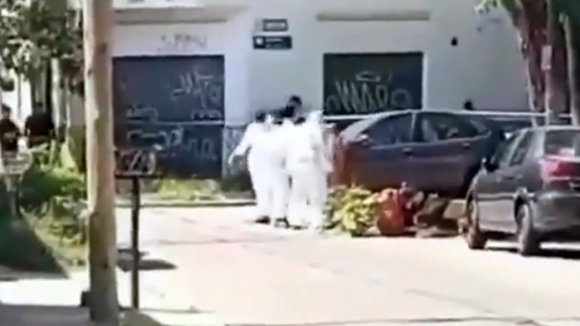 Macabro hallazgo: encontraron una bolsa con algo asqueroso en plena calle