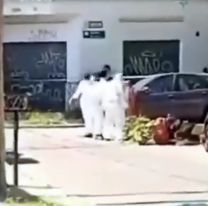 Macabro hallazgo: encontraron una bolsa con algo asqueroso en plena calle