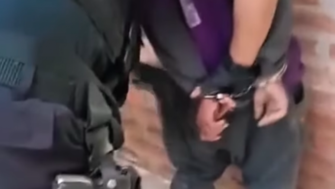 Salte�o se despert� en plena madrugada y atrap� al "Diablo" en su casa