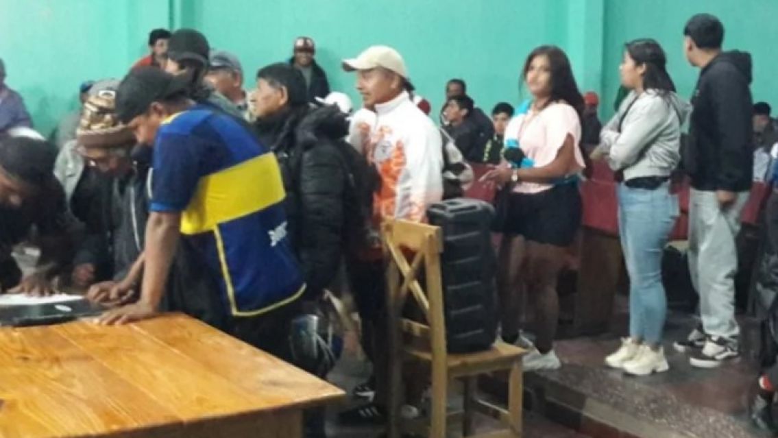 Tremendo esc�ndalo en Tilcara entre los sikureros y el cura