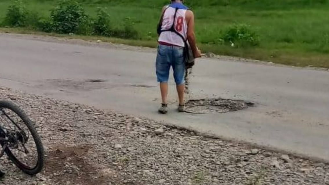 Cansado de reventar su auto y los accidentes un juje�o sali� a tapar baches en la ruta
