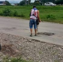 Cansado de reventar su auto y los accidentes un jujeño salió a tapar baches en la ruta