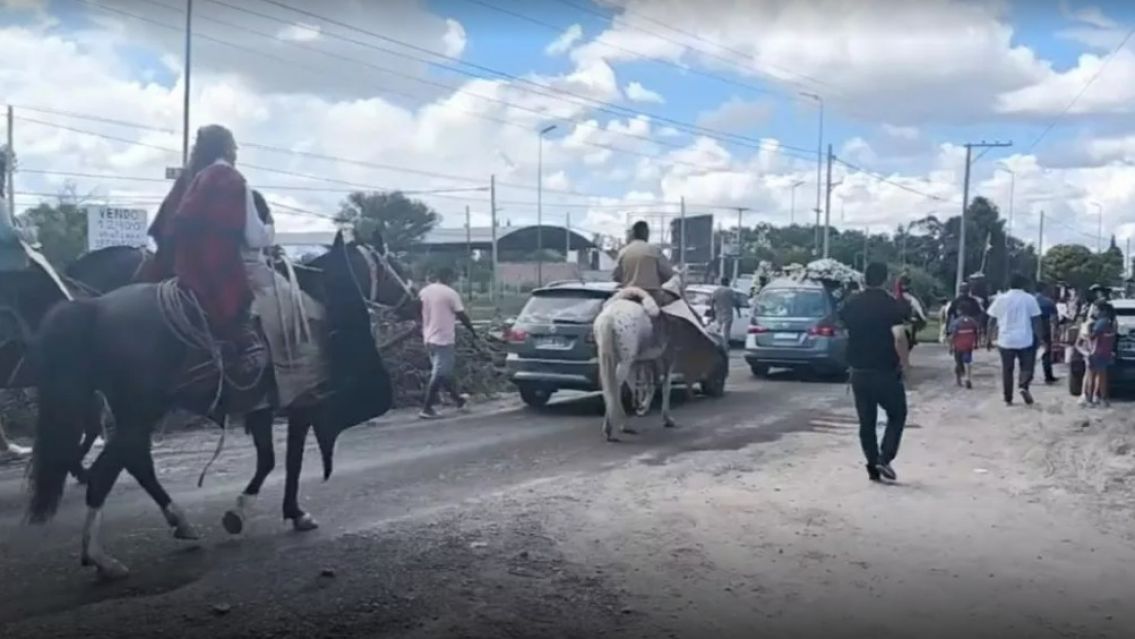 Acompa�ado de varios gauchos, as� despidieron al joven muerto en una celda