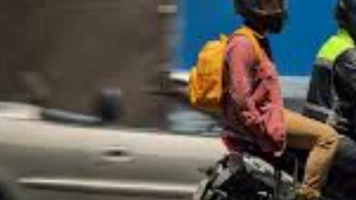 Pidi� Uber Moto y durante el viaje comenz� a manosear a la conductora