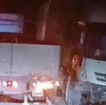 Murieron tres: una camioneta chocó de frente contra un camión en plena ruta