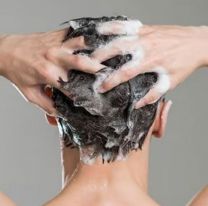 Por qué es bueno lavarse el pelo con sal y para qué sirve